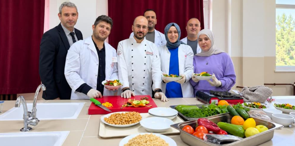 Ladik'te öğretmenler sağlıklı beslenmeyi mutfakta öğrendi