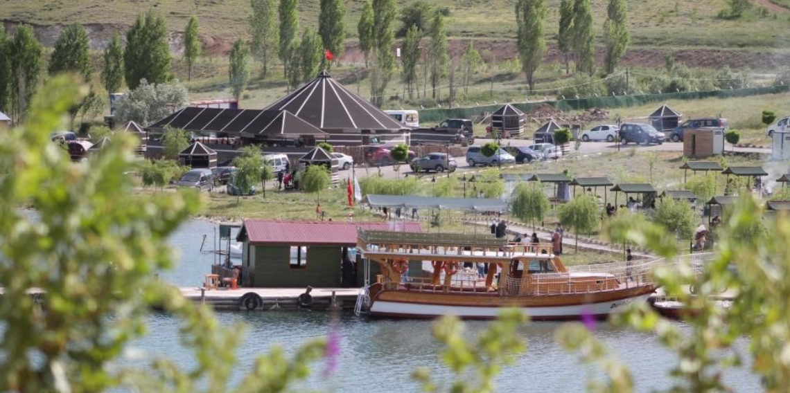 Demirözü’nde restoran ve tekne turları sezonu kapattı