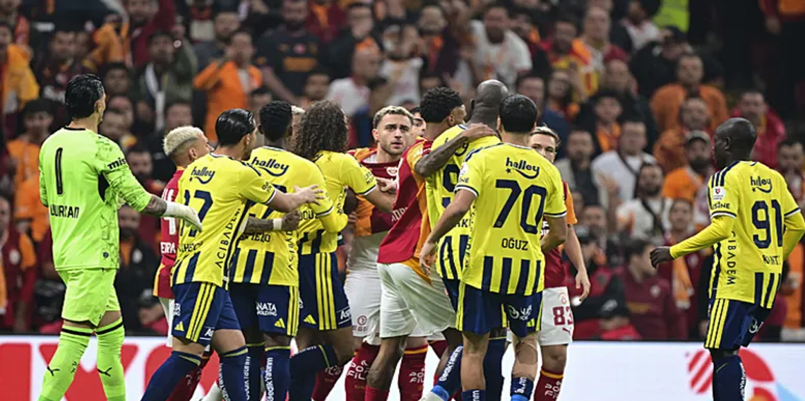 İstanbul'daki derbide son düdükle birlikte saha karışmıştı