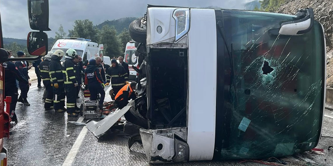 Isparta-Antalya kara yolunda yolcu otobüsü devrildi: Ölü ve yaralılar var