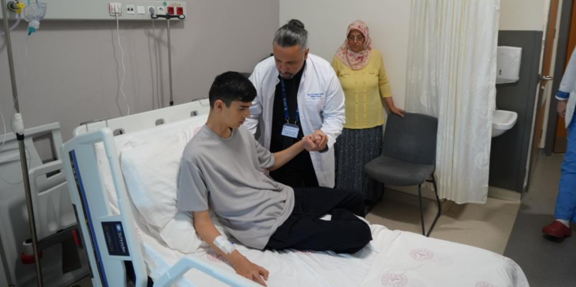 Samsun Şehir Hastanesinde ilk: 17 yaşındaki çocuğun 'kunduracı göğsü' kapalı ameliyatla düzeltildi