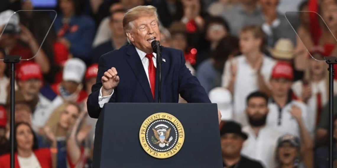 Trump’ın Ohio mitinginde Epstein protestosu!