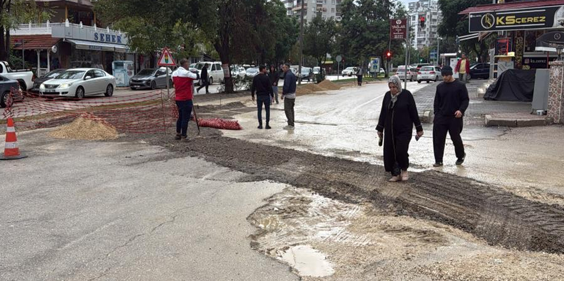 Adana’da şiddetli yağış sonrası yol çöktü