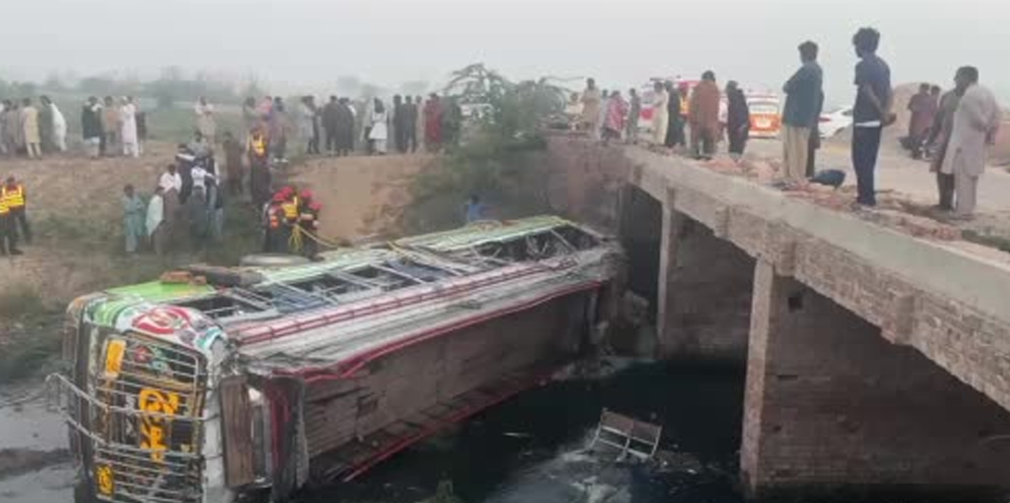 Pakistan’da otobüs şarampole yuvarlandı: 5 ölü, 27 yaralı