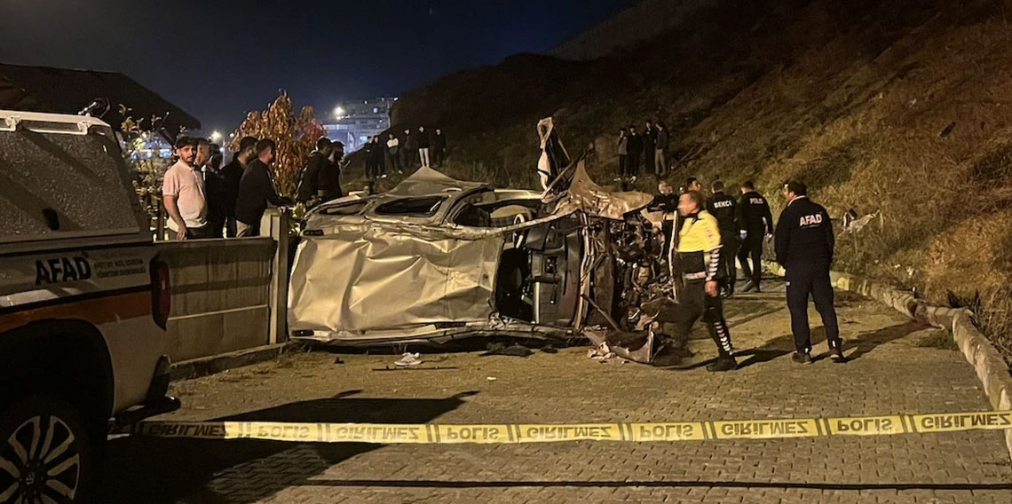 Erzurum'da hafif ticari araç şarampole devrildi: 2 ölü 2 ağır yaralı