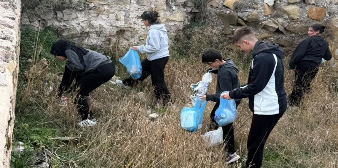 Öğrenciler Bayburt Kalesi'nin çevresini temizledi