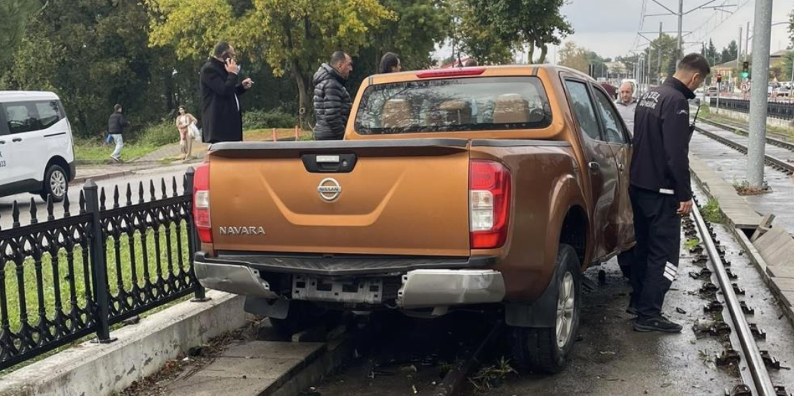 Samsun'da korkutan kaza! Pikap tramvay yoluna girdi