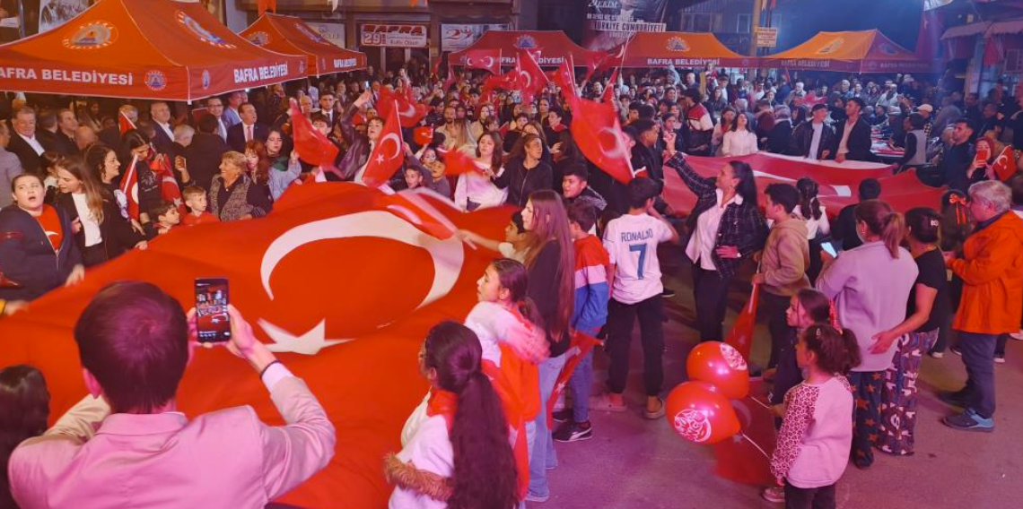 Bafra Gazipaşa Mahallesi’nde Cumhuriyet coşkusu! Yüzlerce kişi kortejde buluştu