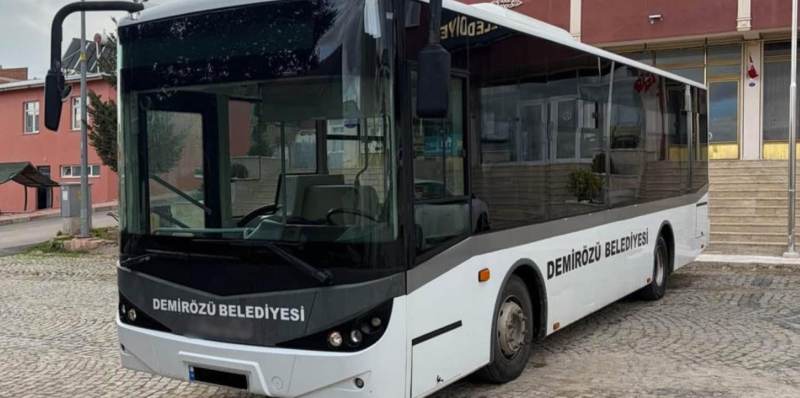 Demirözü Belediyesinden öğrencilere ücretsiz ulaşım! Yeni otobüs hizmete alındı