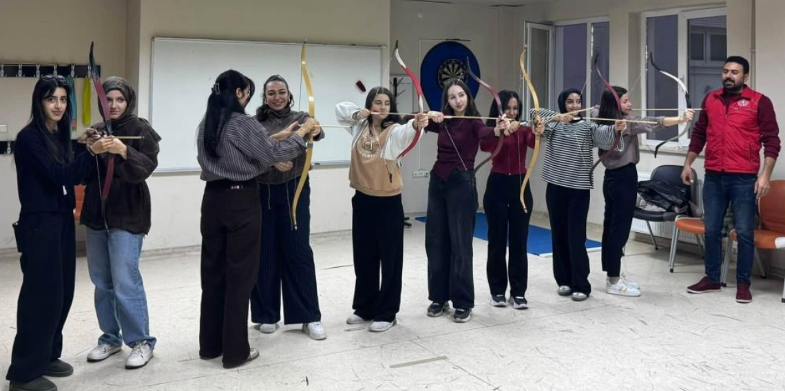 Bayburt'ta gençler okçuluk öğreniyor! Geleneksel spor için eğitimler sürüyor
